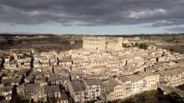 4K Aerial, İspanya 'nın Teruel bölgesindeki Matarrana Bölgesi' nde bulunan Valderrobres Ortaçağ köyü ve kalesine yaklaşıyor. Yüksek kalite 4K görüntü