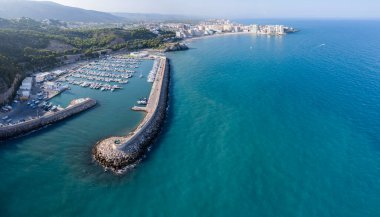 Oropesa del Mar 'ın ve küçük spor limanının mavi turkuaz Akdeniz suları arasındaki muhteşem panoramik manzarası. Yüksek kaliteli fotoğraf.