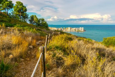 Oropesa del Mar, Castellon, İspanya 'daki Playa de la Concha' nın yaya yolu manzarası. Yüksek kaliteli fotoğraf.