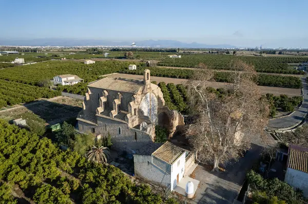 Santa Barbara Hermitage hava manzarası mavi gökyüzü Burriana, İspanya 'daki portakal ağaçları arasında. Yüksek kalite fotoğraf