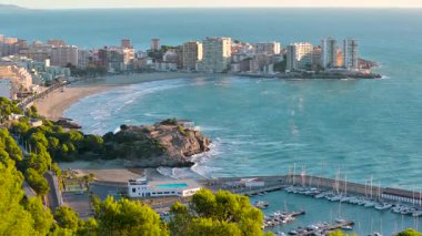 Oropesa del Mar, Castellon, İspanya 'daki Playa de la Concha Sahili' nin renkli, rahatlatıcı sinematik manzarası. Yüksek kalite 4k görüntü