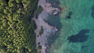 Akdeniz kıyı şeridinin Oropesa del Mar 'daki turkuaz sularını gösteren hava aracı görüntüleri. Yüksek kalite 4K görüntü.