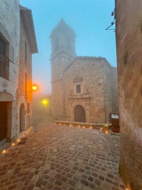 Culla kasabasının ana caddesi mumlarla dekore edilmiş. Kutlamalar sırasında, sisli bir alacakaranlıkta, arka planda kilise vardı. Yüksek kalite fotoğraf