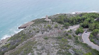 İspanya 'nın Oropesa del Mar kentindeki Torre de la Corda ve Via Verde' nin yavaş hava manzarası. Yüksek kalite 4k görüntü