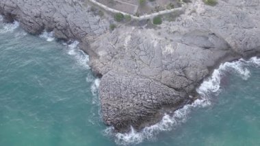 Yüksek açılı sahil şeridi İspanya 'nın Oropesa del Mar kentindeki deniz feneri ve Ortaçağ Kulesi' nin görüntülerini gösteriyor. Yüksek kalite 4k görüntü
