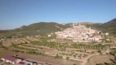 İspanya 'nın Teruel Bölgesi' ndeki Penyarroya de Tastavins köyünün havadan görüntüsü yaklaşıyor. Yüksek kalite 4K görüntü
