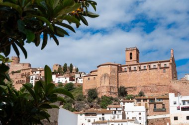 İspanya 'nın Vilafames kentindeki eski ortaçağ kilisesi ve köyünün renkli, alçak açılı manzarası. Yüksek kalite fotoğraf