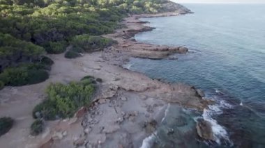 FPV insansız hava aracı Oropesa del Mar kıyı şeridi ve İspanya Via Verde üzerinde uçuyor. Yüksek kalite 4k görüntü