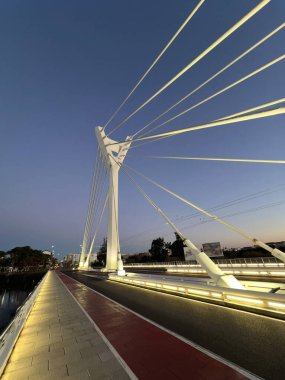 Alacakaranlıkta asma köprünün alt manzarası. Yüksek kalite fotoğraf