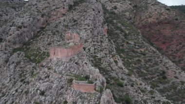 Tarihsel bir tempo kalesi olan Borriol kalesi bir yamaçta ihtişamlı bir şekilde duruyor ve engebeli manzaraya karşı antik mimarisini sergiliyor. Yüksek kalite 4k görüntü