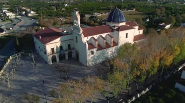 Kesinlikle çarpıcı bir hava görüntüsü, manzaranın ortasında çarpıcı bir kubbeyi gösteren tarihi bir binayı yakalıyor.