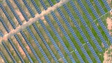Güneş fotovoltaik panelleri geniş tarım arazileri boyunca yenilenebilir elektrik üretir, sürdürülebilir enerji üretimini hava perspektifinden yakalar.