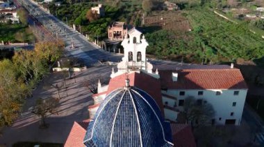 Nefes kesen bir hava manzarası canlı yemyeşil bir kilisenin güzelliğini yansıtıyor.