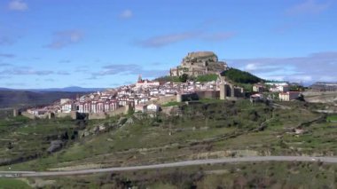 Ortaçağ Morella şatosu, İspanya 'nın Castellon kentinin tarihi mimarisini gözler önüne sererek, kireç taşı manzarasının üzerine çarpıcı bir şekilde tünemişti. Yüksek kalite 4k görüntü