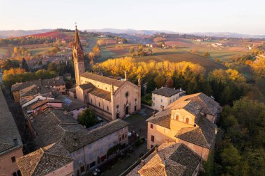 İtalya 'nın altın gündoğumu sırasında ortaçağ mimarisini ön plana çıkaran tarihi Castelvetro di Modena kentinin hava manzarası. Yüksek kaliteli fotoğraf.