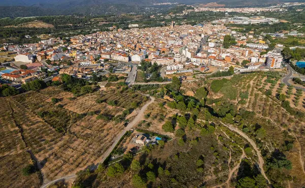İspanya, Castellon 'un yeşil dağlık arazisine yerleşmiş Alturas kentsel tasarımını ortaya çıkaran hava manzarası