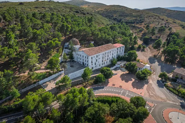 Dağ sığınağı kayalık araziye tünemiş, Altura, Castellon 'un yemyeşil manzarası arasında tarihi taş yapısını gözler önüne sermiş, mimari zarafeti vurguluyordu.