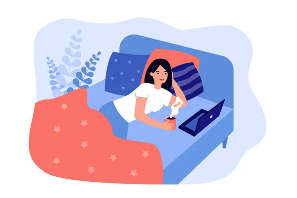 女人在床上休息 喝咖啡 使用笔记本电脑 在舒适的卧室里看电影 在家休息的概念 — 图库矢量图片