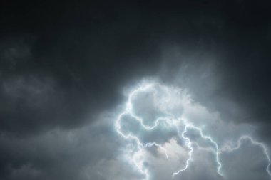 Yıldırımlı yağmur bulutları
