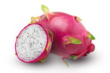 Olgun ejderha meyvesi, yarısı beyaz arka planda izole edilmiş. kırpma yolu ile