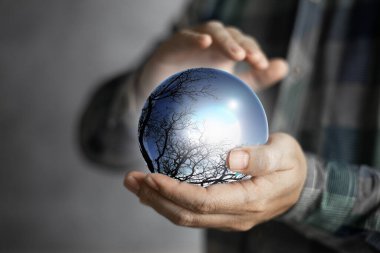 Dünya günü, insan dünya kavramı kaydetmek mavi dünya tutan eller. 