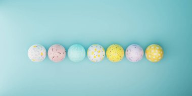 Paskalya renkli yumurtalar mavi arka planda bir sırada duruyor. Asgari paskalya konsepti. Mesaj için fotokopi alanı olan mutlu Paskalyalar. 3d oluşturma.