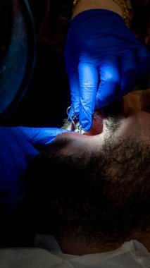 Mavi dudaklı bir kadın eli ve yüzünde maske olan bir dövme.