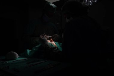 Burun estetiği ameliyatı, kadın hastada burun şeklindeki kusurlar. Estetik cerrahi burun estetiğine cerrahi müdahale