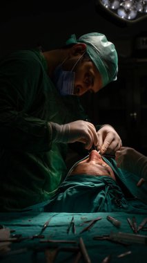 Burun estetiği ameliyatı, kadın hastada burun şeklindeki kusurlar. Estetik cerrahi burun estetiğine cerrahi müdahale 