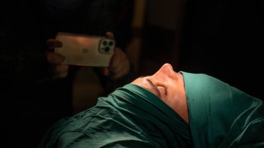 Burun estetiği ameliyatı, kadın hastada burun şeklindeki kusurlar. Estetik cerrahi burun estetiğine cerrahi müdahale 