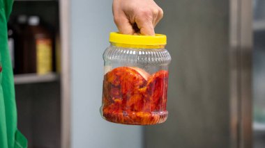 Estetik cerrah göğüs implantı yapan estetik cerrah ameliyathanesinde göğüs ameliyatı yapıyor. Göğüs büyütme ve küçültme ameliyatı