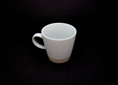 İzole edilmiş arka planda koyu kahve.