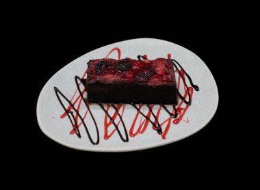 Kırmızı arkaplanda izole edilmiş çilekli pasta.