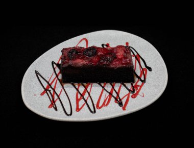 Kırmızı kadife pasta, koyu arkaplanda.