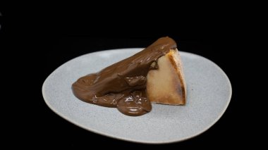 Siyah bir zemin üzerine fındık ile çikolatalı kek