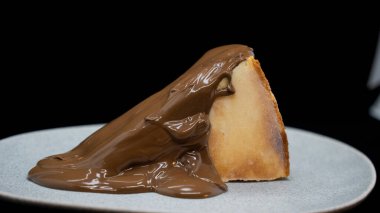 Siyah arka planda kremalı çikolatalı pasta