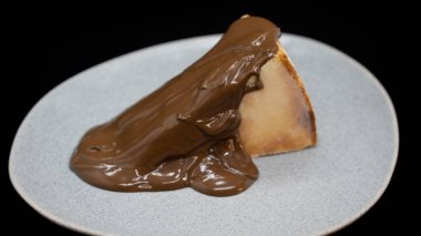 Siyah arkaplanlı çikolatalı kek