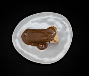 Siyah arka planda çikolata sosu