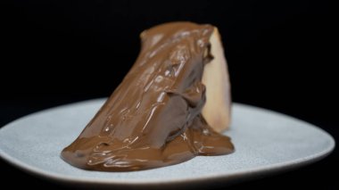 Bir parça çikolatalı pastanın kapağını kapat.