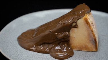 Kremalı ve fındıklı çikolatalı pasta