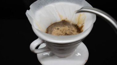 Siyah arka planda bir fincan kahve.