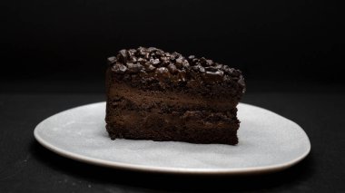 Siyah arka planda çikolatalı pasta.