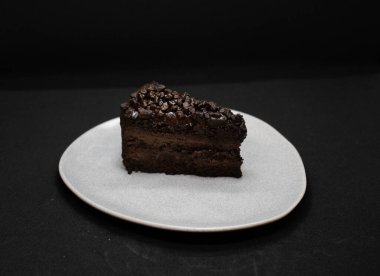 Siyah arkaplanlı çikolatalı kek