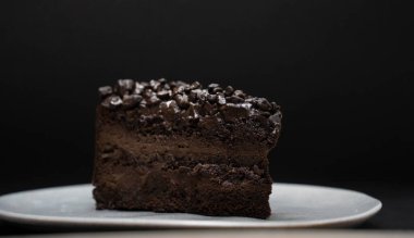 Siyah arka planda çikolatalı pasta