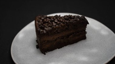 Siyah arkaplanlı çikolatalı kek
