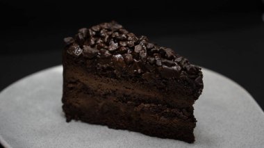 Siyah arkaplanlı çikolatalı kek