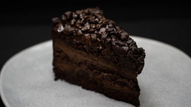 Siyah arkaplanlı çikolatalı kek