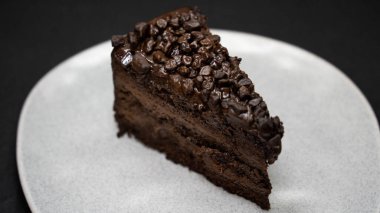 Kremalı ve fındıklı çikolatalı pasta.