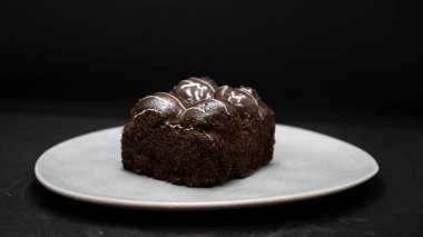 Siyah arkaplanlı çikolatalı kek