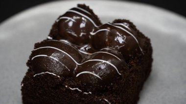 Kremalı ve kremalı çikolatalı pasta.